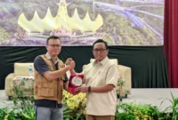 Ganjar Jationo menerima plakat dari redaksi Bongkarpost Novriansyah