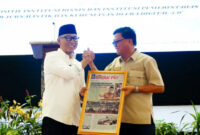 Gubernur Mirza menerima cindera mata dari CEO Bongkar Post Group Jauhari, SH.,MH,. CIL