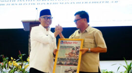 Gubernur Mirza menerima cindera mata dari CEO Bongkar Post Group Jauhari, SH.,MH,. CIL