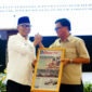 Gubernur Mirza menerima cindera mata dari CEO Bongkar Post Group Jauhari, SH.,MH,. CIL
