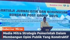 Gubernur Mirza Saat Membuka Santiaji Jurnalistik dan Kehumasan Bongkar Post Group 2025 di Horison Hotel, Sabtu (18/10/2025)