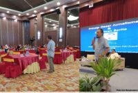 MUNIZAR, Wakil Ketua Bidang Pendidikan PWI Lampung saat memberi materi Prinsip Dasar Jurnalisme dan Penulisan Berita kepada peserta bimtek SANTIAJI JURNALISTIK dan KEHUMASAN BONGKAR POST GROUP 2025 Bertempat di Ballroom Hotel Horison, Sabtu (18/10/2025)