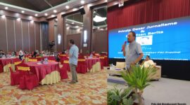 MUNIZAR, Wakil Ketua Bidang Pendidikan PWI Lampung saat memberi materi Prinsip Dasar Jurnalisme dan Penulisan Berita kepada peserta bimtek SANTIAJI JURNALISTIK dan KEHUMASAN BONGKAR POST GROUP 2025 Bertempat di Ballroom Hotel Horison, Sabtu (18/10/2025)
