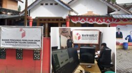 Tim penyidik Kejaksaan Negeri Tulangbawang melakukan penggeledahan di Kantor Badan Pengawas Pemilu (Bawaslu) setempat pada Selasa (11/11 /2025)  pagi.(insert)/foto.IST