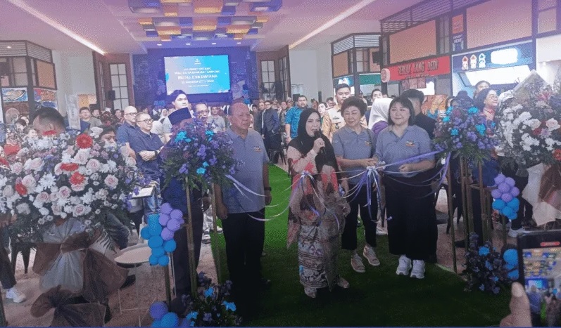 Penguntingan Pita oleh Bunda Eva diperesmian Navara City Park. Senin (22/12/2025)/foto.dok .IST