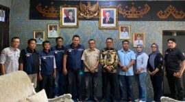 Photo Bersama. Pimpinan Bongkar Post Group Berserta Jajaran Redaksi Photo Bersama Ketua DPRD LU, Kamis (15/1/2026). photo.dok BP