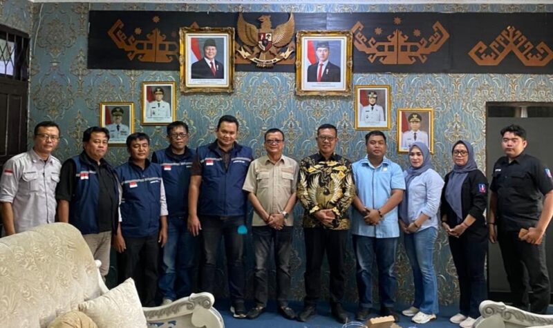 Photo Bersama. Pimpinan Bongkar Post Group Berserta Jajaran Redaksi Photo Bersama Ketua DPRD LU, Kamis (15/1/2026). photo.dok BP