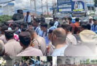 AKSI MASSA. Situasi aksi massa di depan Gedung DPRD Lampung, Selasa (7/04/2026)./Kolase photo:Ist