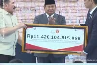 Jaksa Agung ST Burhanuddin menyerahkan uang senilai Rp11,42 triliun) ke kas negara dalam sebuah acara resmi yang disaksikan langsung oleh Presiden Prabowo Subianto, Jumat (10/4/2026)./photo. dok