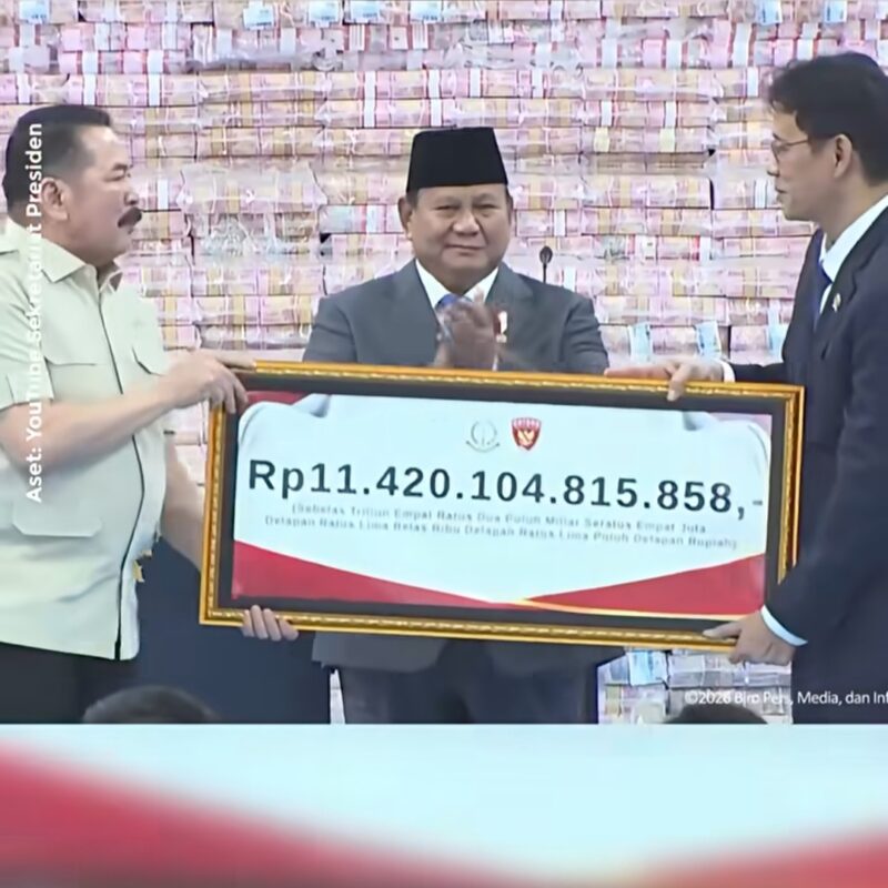 Jaksa Agung ST Burhanuddin menyerahkan uang senilai Rp11,42 triliun) ke kas negara dalam sebuah acara resmi yang disaksikan langsung oleh Presiden Prabowo Subianto, Jumat (10/4/2026)./photo. dok