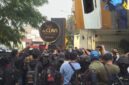 Penggeledahan Cafe de Clan berlangsung sejak siang hingga malam hari dengan pengamanan ketat oleh personel Brimob bersenjata/ kolase foto istimewa 