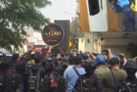 Penggeledahan Cafe de Clan berlangsung sejak siang hingga malam hari dengan pengamanan ketat oleh personel Brimob bersenjata/ kolase foto istimewa 