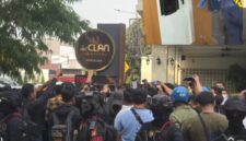 Penggeledahan Cafe de Clan berlangsung sejak siang hingga malam hari dengan pengamanan ketat oleh personel Brimob bersenjata/ kolase foto istimewa 
