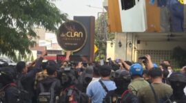 Penggeledahan Cafe de Clan berlangsung sejak siang hingga malam hari dengan pengamanan ketat oleh personel Brimob bersenjata/ kolase foto istimewa 