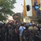 Penggeledahan Cafe de Clan berlangsung sejak siang hingga malam hari dengan pengamanan ketat oleh personel Brimob bersenjata/ kolase foto istimewa 
