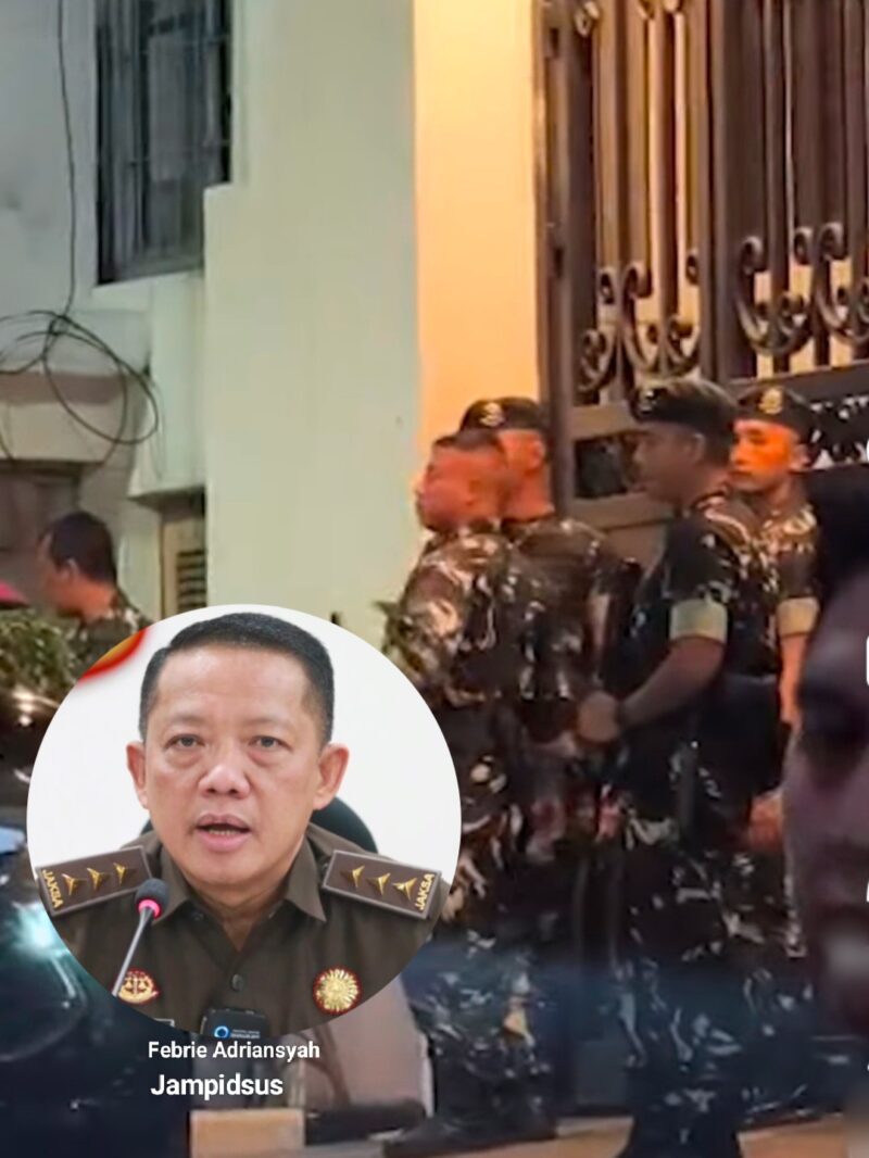 Tampak prajurit TNI berjaga di sekitar kediaman pribadi Jaksa Agung Muda Tindak Pidana Khusus (Jampidsus) Kejaksaan Agung Febrie Adriansyah di Jalan Radio I, Kramat Pela, Kebayoran Baru, Jakarta Selatan, Rabu (8 /7/2026) malam/ kolase foto istimewa 